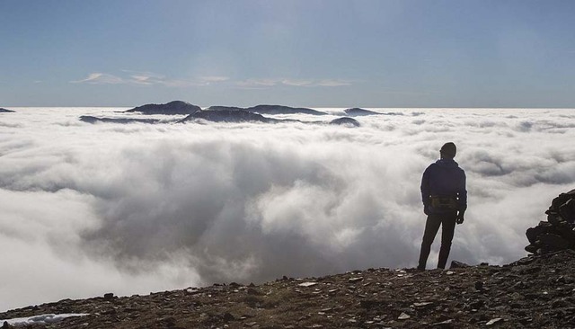英国男子在800多米山顶拍下“云端慢跑”奇观
