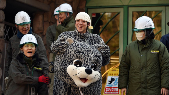 日本动物园举行动物逃逸应急演习 饲养员扮蠢萌雪豹