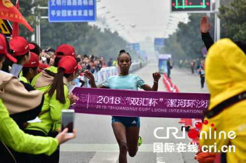 【河南在线-文字列表】【移动端-文字列表】2018漯河国际半程马拉松赛鸣枪开跑