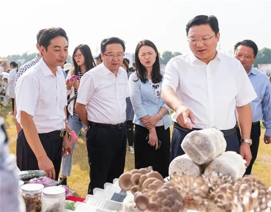 （B 財經列表 三吳大地泰州 移動版）泰州海陵農民豐收節在香草灣舉辦