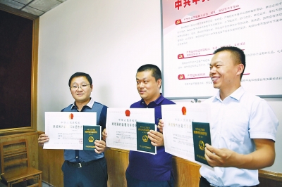 【河南在线列表】郑州市昨日发放网约车企业经营许可证 三家企业首批获许可