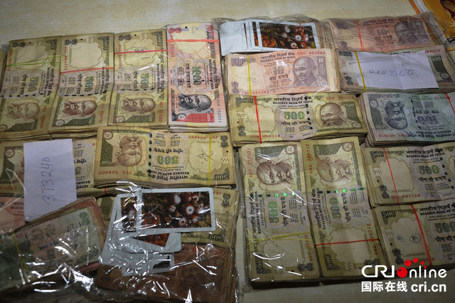 印度警方突袭拘捕非法赌博72人 查获大量豪车现金