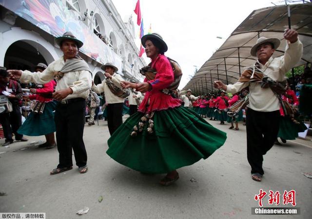 玻利维亚狂欢节游行举行 总统大秀舞姿