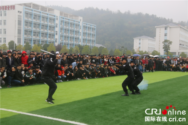 【湖北】【CRI原創】湖北省恩施州建始縣警方積極開展校園反恐防暴演練暨法制宣傳教育