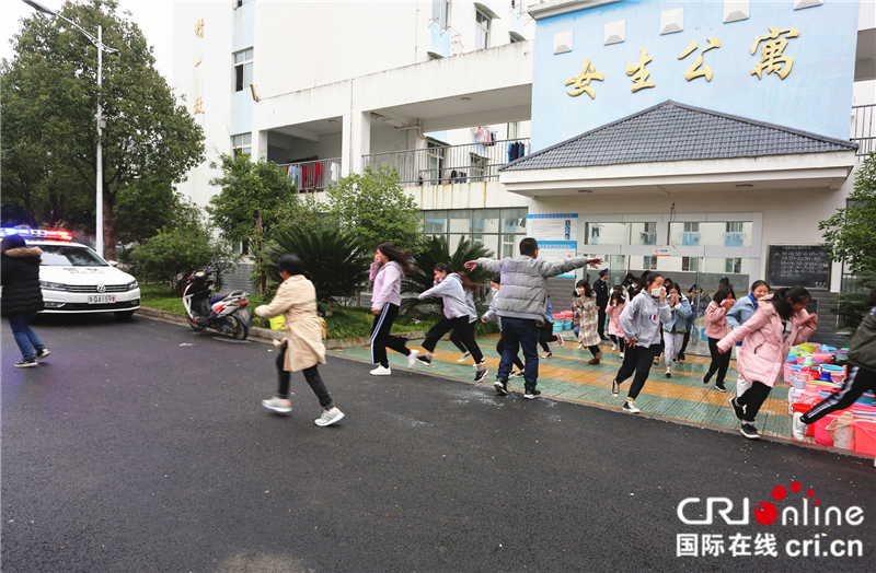 【湖北】【CRI原創】湖北省恩施州建始縣警方積極開展校園反恐防暴演練暨法制宣傳教育