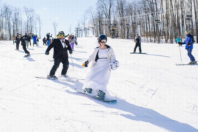 美國夫婦辦滑雪主題婚禮 踩滑雪板穿禮服