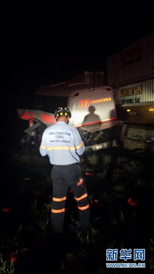 墨西哥火車與長途客車相撞致16人死亡