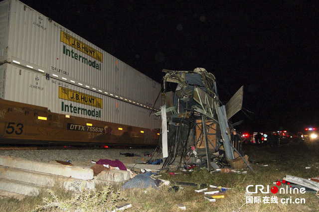 墨西哥貨運火車與長途客車相撞 至少20人死亡