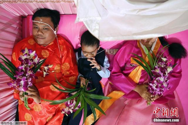 泰國新婚夫婦情人節辦婚禮 躺粉色棺材求好運