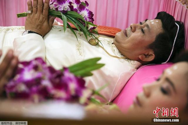 泰國新婚夫婦情人節辦婚禮 躺粉色棺材求好運