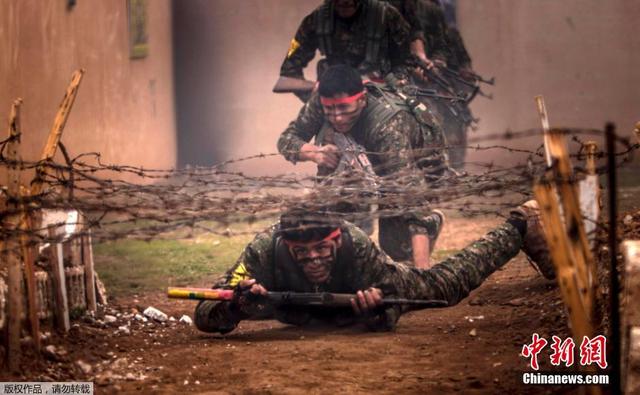 實拍敘利亞庫爾德士兵軍事訓練 爬鐵網鑽火圈