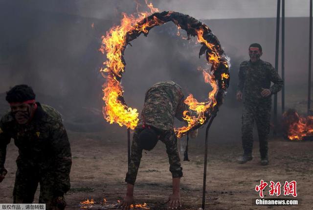 实拍叙利亚库尔德士兵军事训练 爬铁网钻火圈