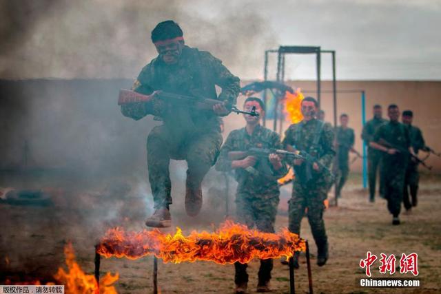 实拍叙利亚库尔德士兵军事训练 爬铁网钻火圈