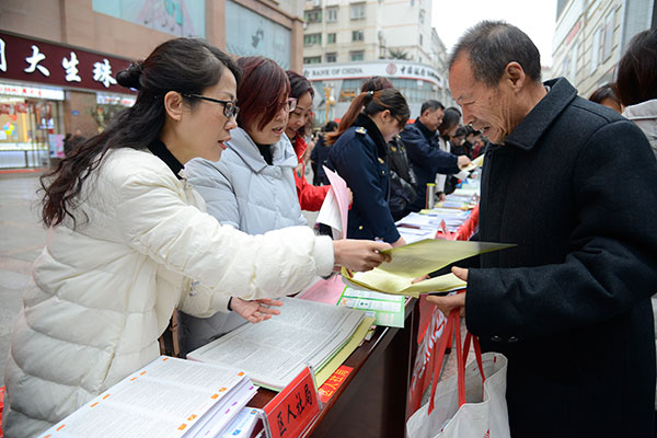 举行宪法法律知识竞赛,设置宣传展板,播放法治宣传教育视频等方式