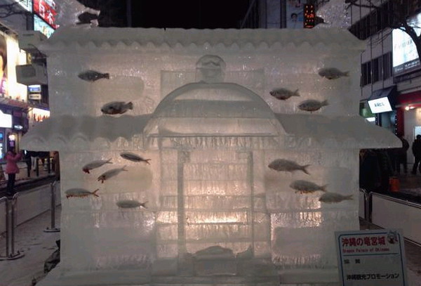 札幌冰雪节恐怖一幕：冻鱼渗血水吓坏游客