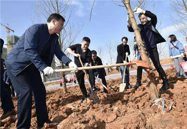 【湖北】【CRI原创】武汉开发区近千人为军运会植树添绿