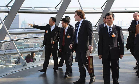 岳华峰率团访问德国 推动两地经贸交流