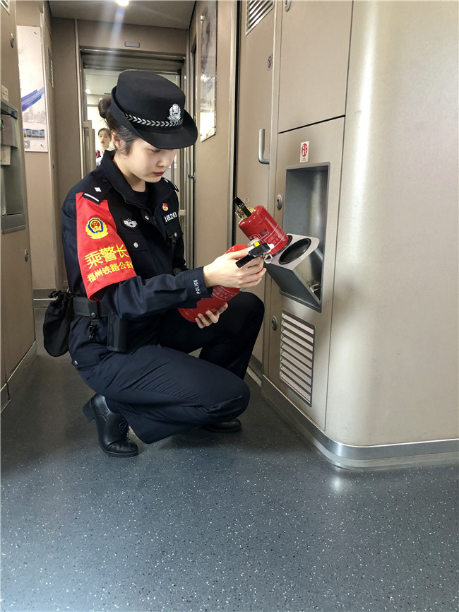 女警李思思：福港高鐵上的“鏗鏘玫瑰”