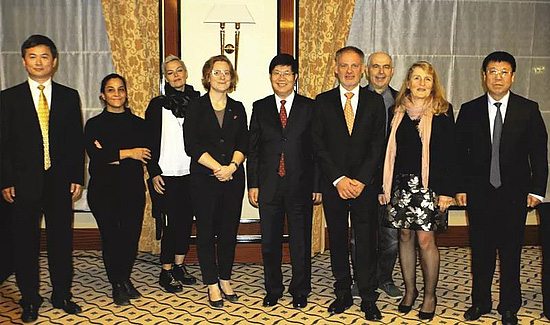 岳华峰率团访问德国 推动两地经贸交流