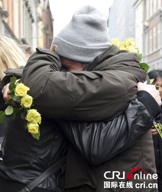 丹麦首相前往犹太教堂悼念枪击案遇难者