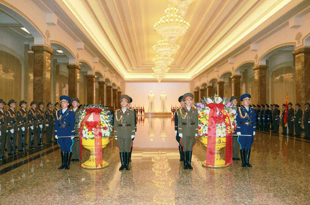 朝鲜最高领导人金正恩当天零时率领朝军高层参谒锦绣山太阳宫,纪念