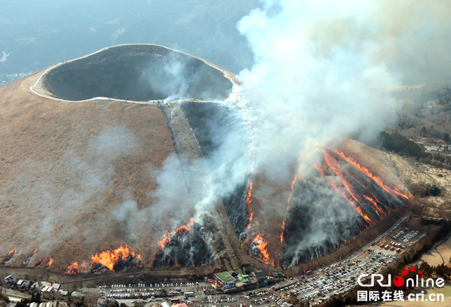 日本大室山舉行燒山活動 滾滾濃煙蔚為壯觀