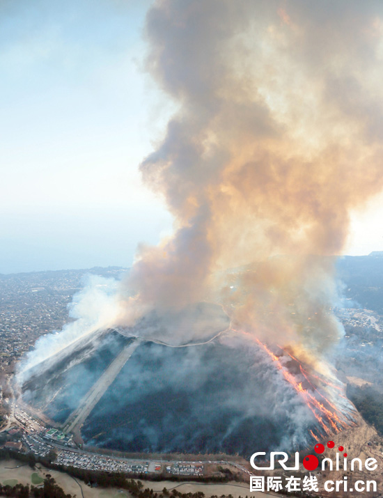 日本大室山舉行燒山活動 滾滾濃煙蔚為壯觀