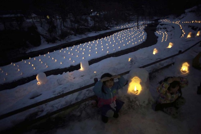 冰火两重天 日本民众欢庆火把节和冰雪节
