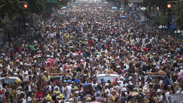 巴西小城狂歡節遊行中毒販火拼 致1死10傷