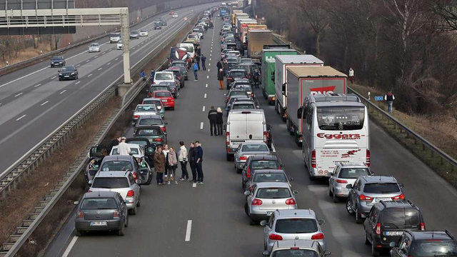 德國高速路4車相撞 路段阻塞12公里