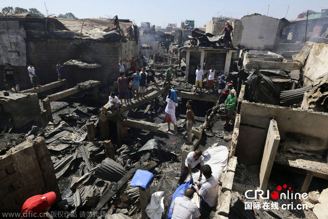 菲律宾一贫民窟发生大火 300多房屋被毁4人死亡