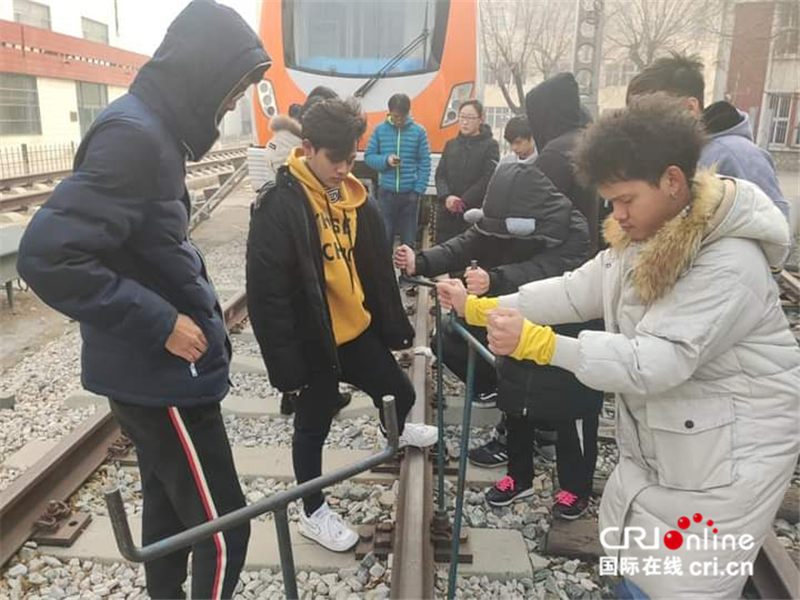 【坐高铁 看中国 老外说】泰国小伙儿郑齐光在中国学高铁检修 “等中泰铁路建好我就能走我梦想的路”_fororder_郑齐光（右一）与同学们在上专业实践课（受访对象供图）._副本