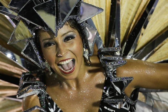 巴西狂歡節持續 熱辣桑巴舞引爆城市