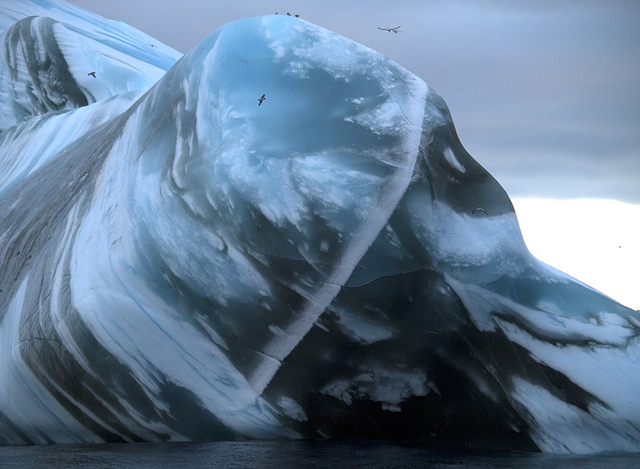 翻转的南极冰山：通体蔚蓝如同宝石