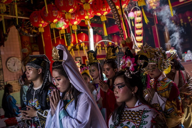 印尼民众舞龙舞狮迎新春 “唐僧师徒”现身庆祝人群