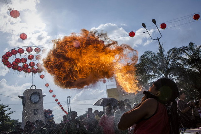 印尼民众舞龙舞狮迎新春 “唐僧师徒”现身庆祝人群