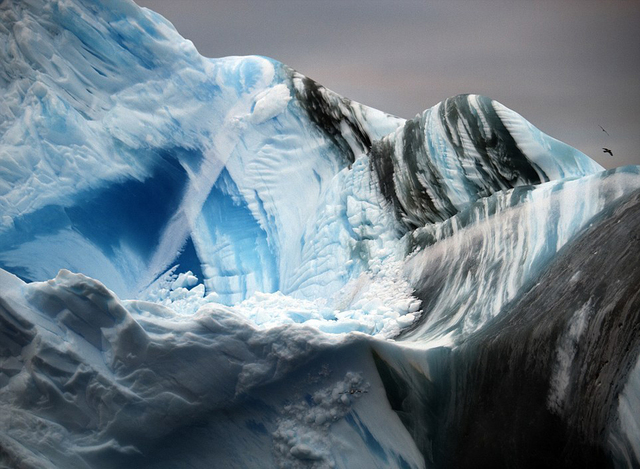 翻轉的南極冰山：通體蔚藍如同寶石