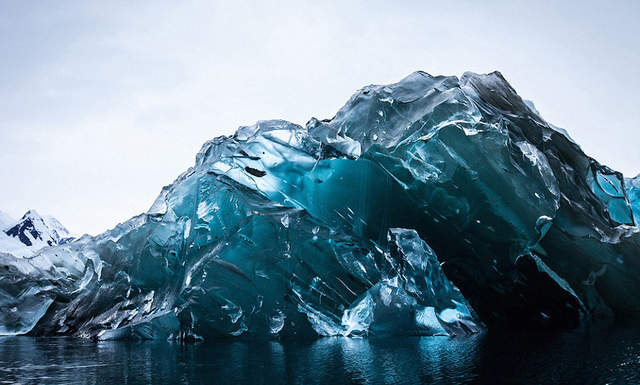 翻轉的南極冰山：通體蔚藍如同寶石