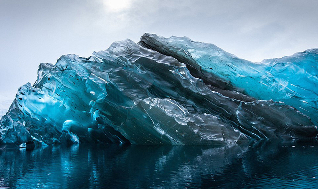翻转的南极冰山：通体蔚蓝如同宝石