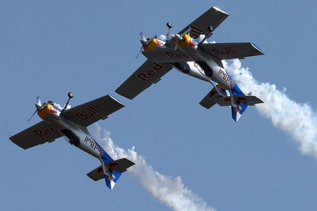 印度航展两飞机空中特技表演相撞