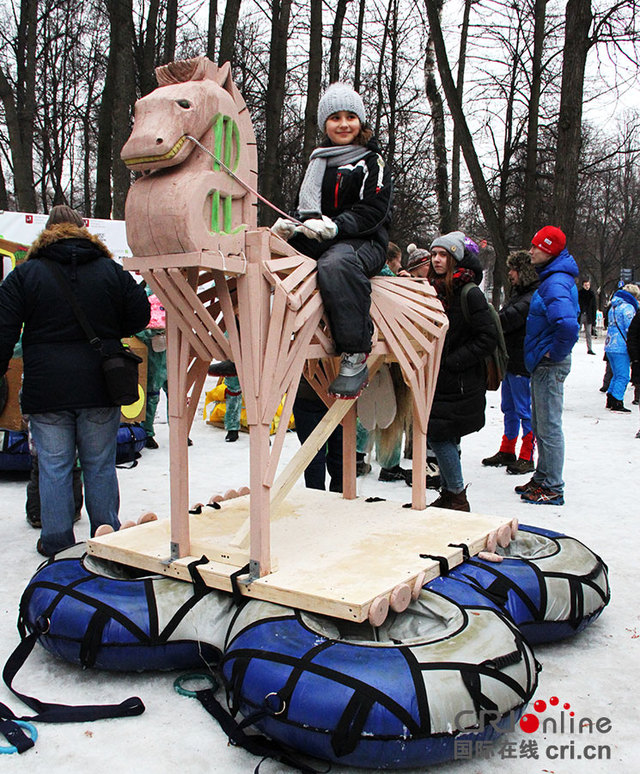 莫斯科公園上演"雪橇大戰"