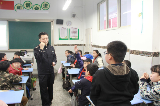 【法制安全】“重慶第一崗”走進校園 宣傳交通安全知識