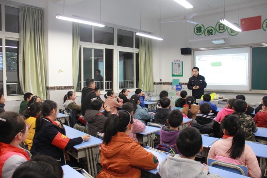 【法制安全】“重慶第一崗”走進校園 宣傳交通安全知識