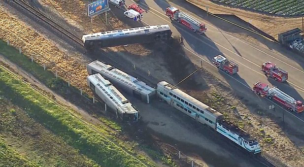 美国南加州轻轨与货车相撞 造成至少30人受伤