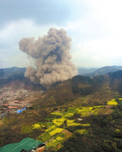 成都在建隧道發生瓦斯爆炸 現場騰起蘑菇雲