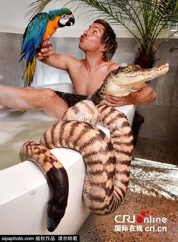 澳動物學家開私人動物園 與鱷魚鸚鵡共浴