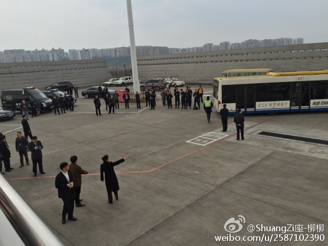 國航一架航班備降重慶 大批特警消防到場