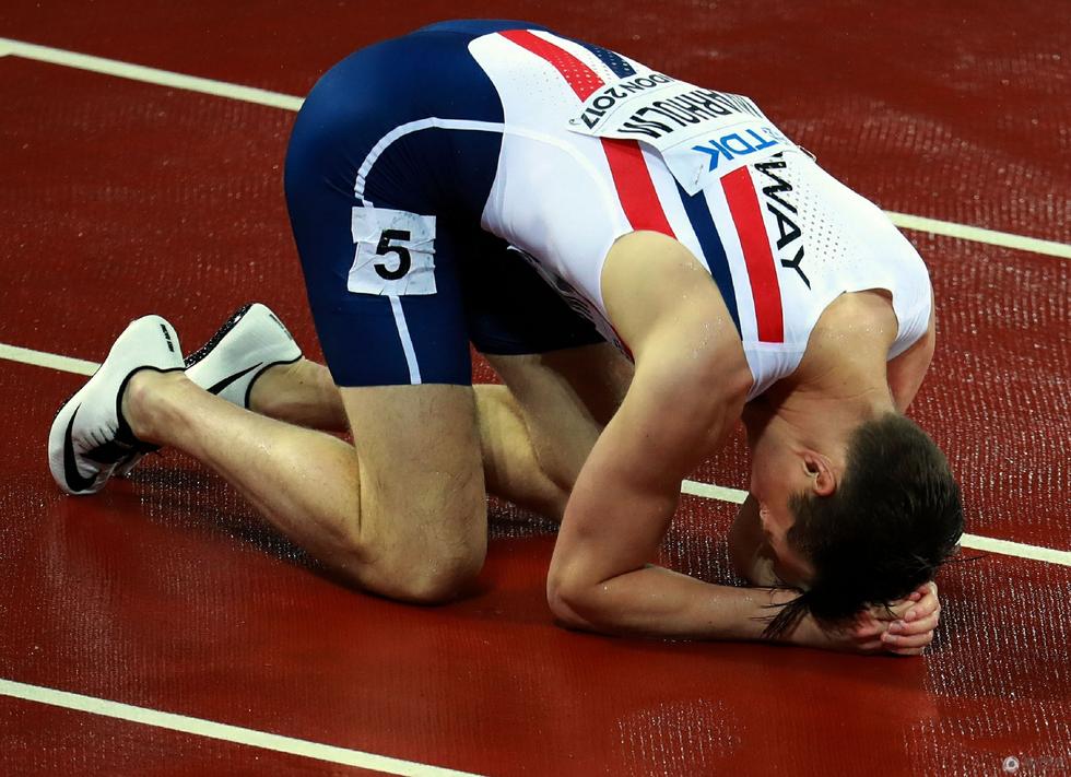 高清：挪威选手400米栏夺冠 喜极而泣跪地痛哭