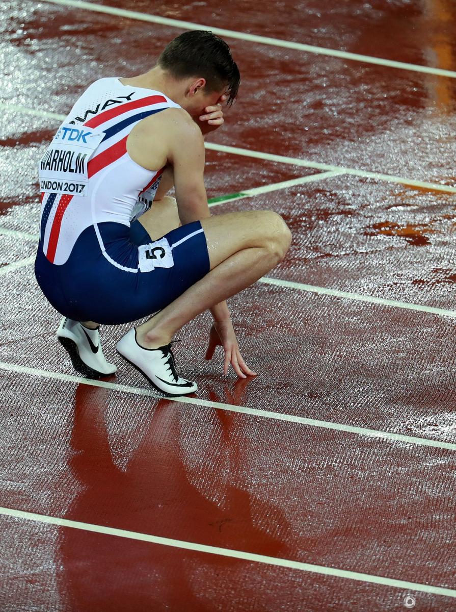 高清：挪威选手400米栏夺冠 喜极而泣跪地痛哭