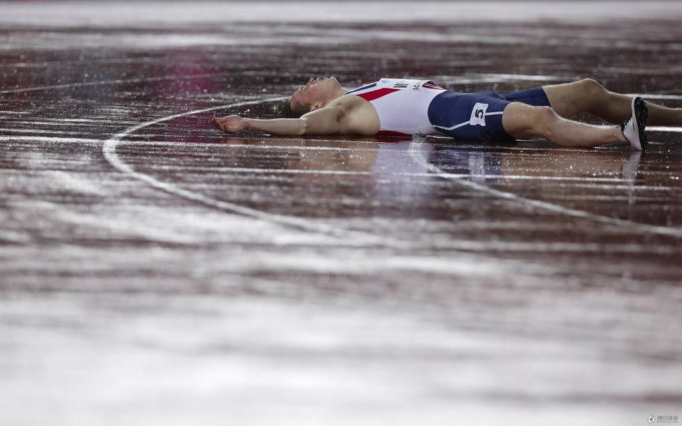 高清：挪威选手400米栏夺冠 喜极而泣跪地痛哭